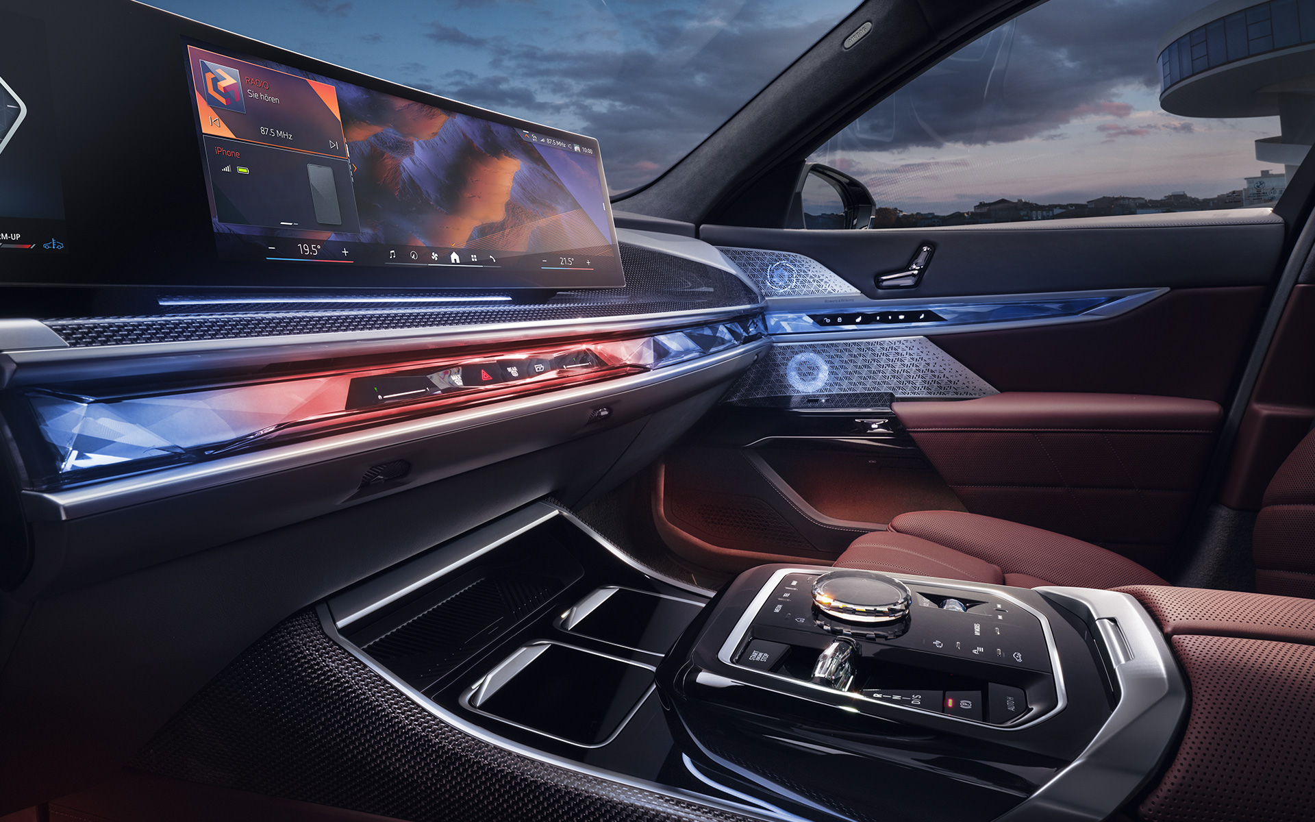 BMW Serie 7 G70 ICE Paquete M Sport, vista del interior, frontal, acabados de cristal "CraftedClarity" y Curved Display