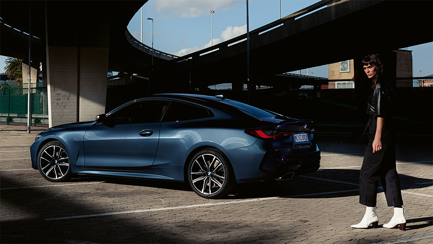 BMW M440i xDrive Coupé G22 2020 Arctic Race Blue metalizado, vista de tres cuartos del lateral, con modelo