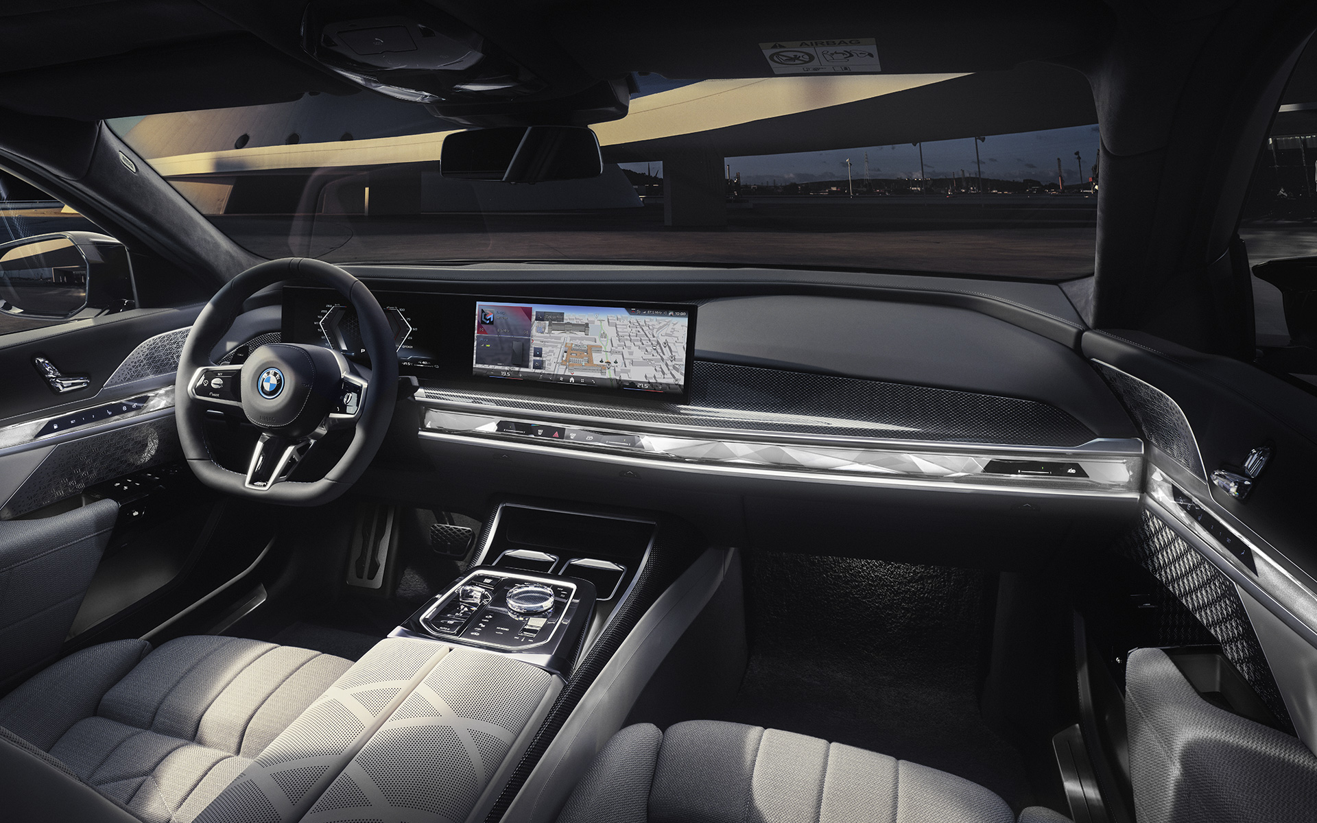 Puesto de conducción interior BMW M760e xDrive Berlina G70 Vista desde el acompañante