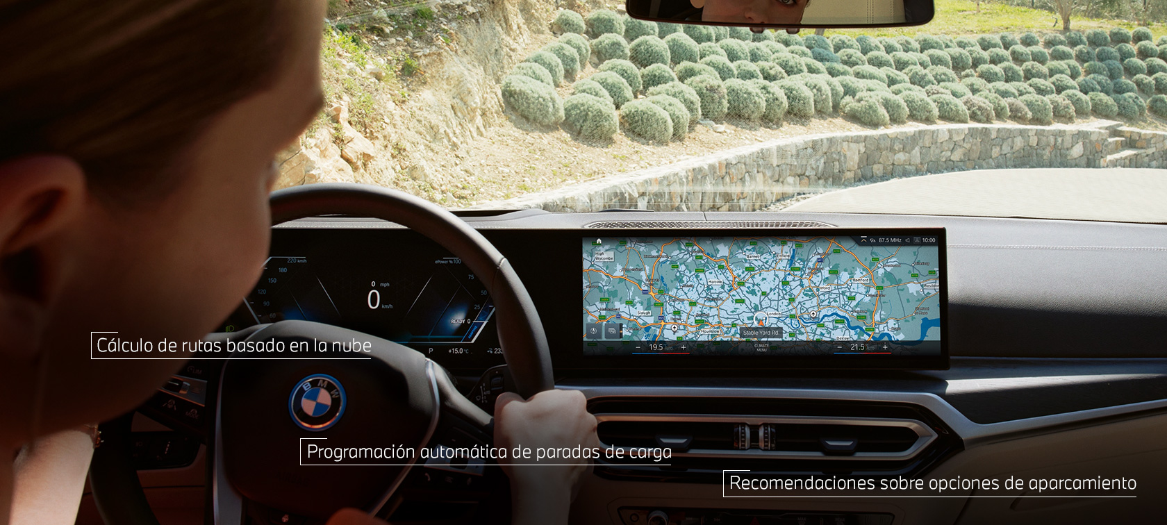 Un hombre al volante de su BMW sigue las indicaciones de navegación de BMW Maps en el display de control